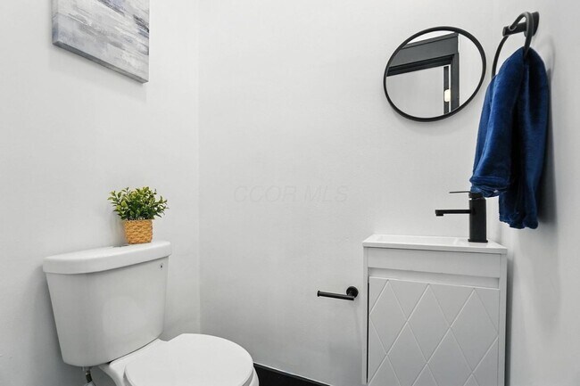 Building Photo - 887-889-889 E Livingston Ave