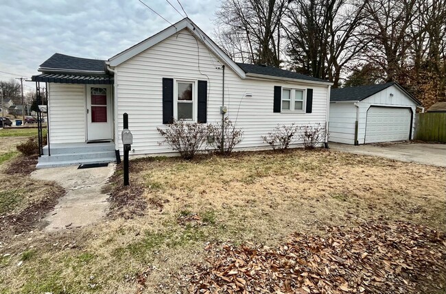 Primary Photo - Two bedroom house in Alton