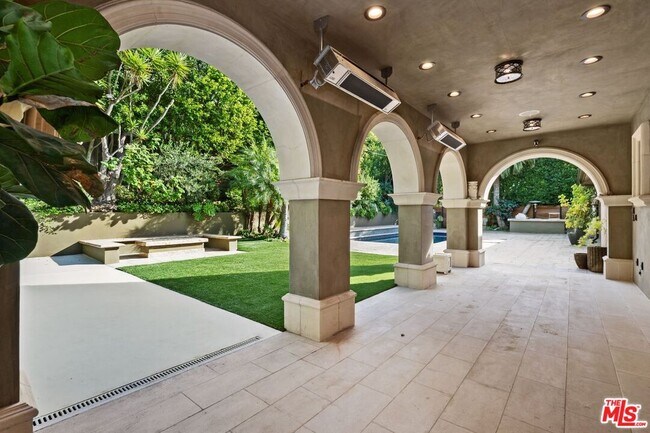 Building Photo - 2108 San Ysidro Dr