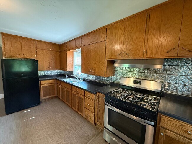 Building Photo - Charming 3-Bedroom Single Family Home in C...