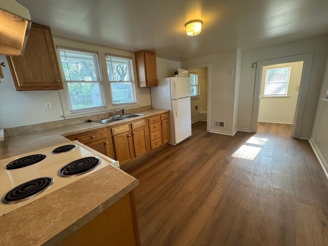 Building Photo - Charming Updated 2 Bedroom Home with New F...