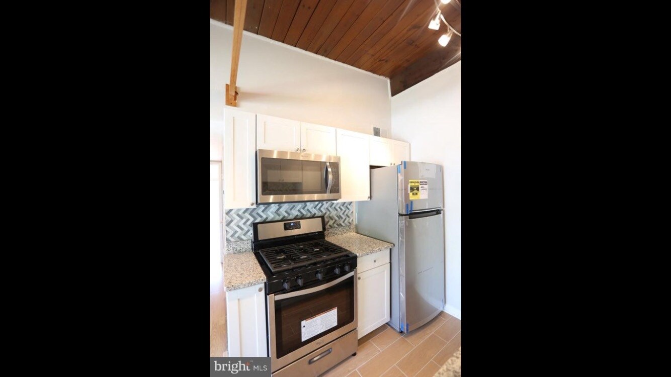 Building Photo - 4949 Americana Dr