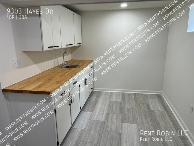 Building Photo - 9303 Hayes Dr