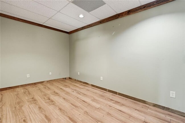 Building Photo - 946 Laurel Cir