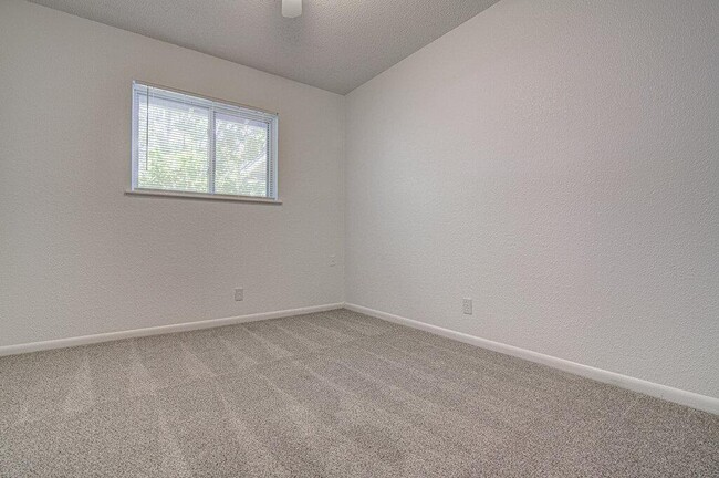 Building Photo - 8803 Brookfield Dr