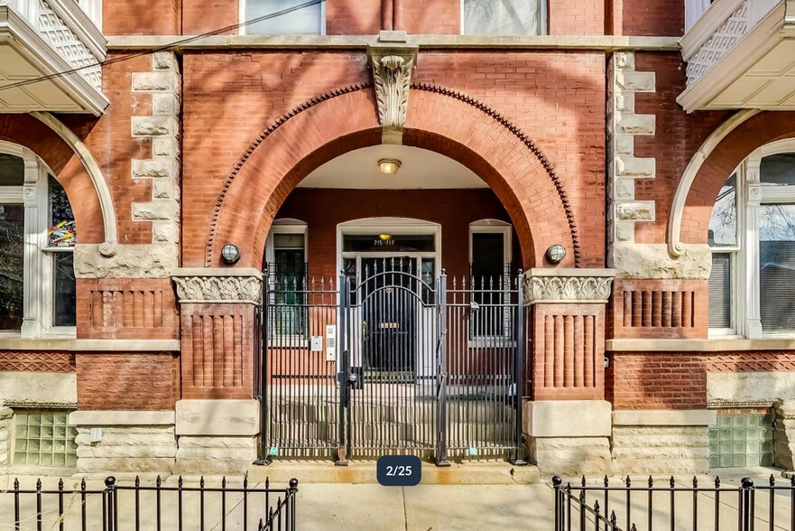 Building Photo - 717 N Paulina St