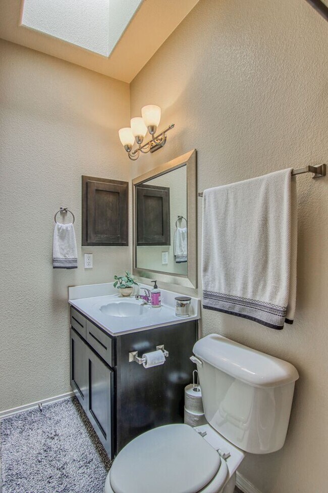 Building Photo - Beautiful Modern & Contemporary House 3 beds-2 baths in 79932