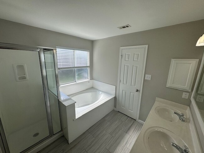 Building Photo - Nice Open  1 story 3 bedroom 2 bath in wes...