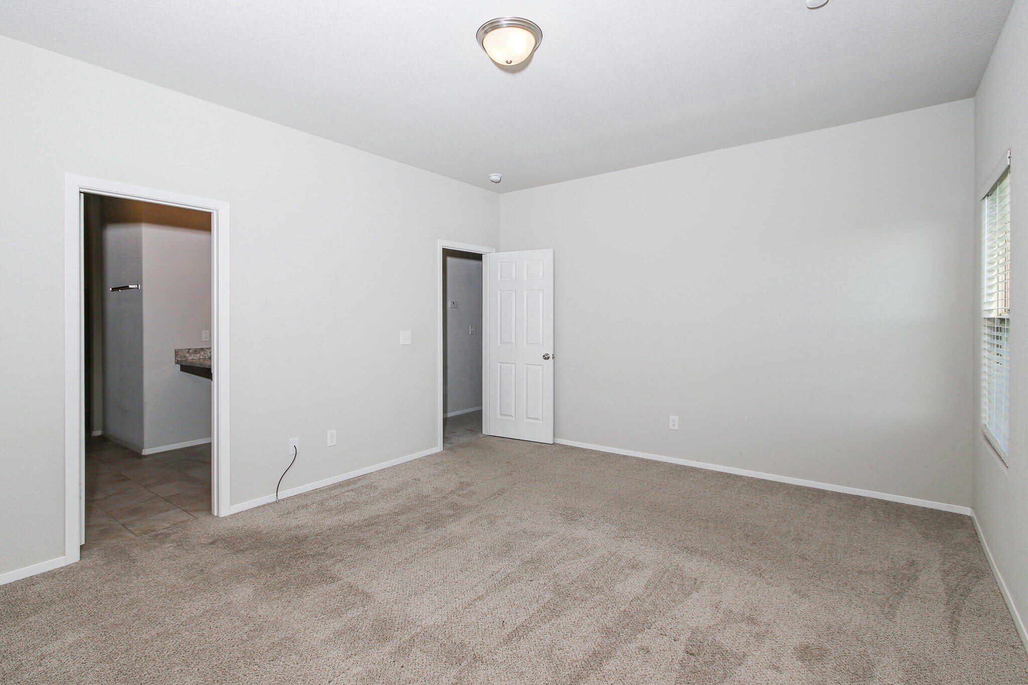 Building Photo - 2711 Wyandotte Ave