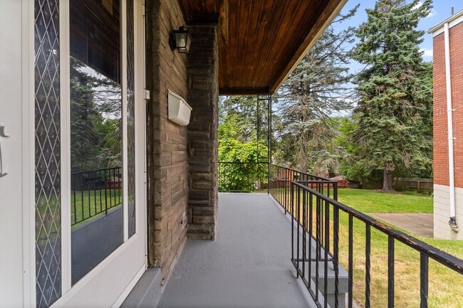 Building Photo - 947 Brintell St