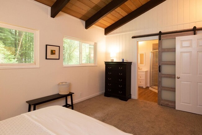Building Photo - Modern Bayside Retreat – Renovated 3 Bed +...
