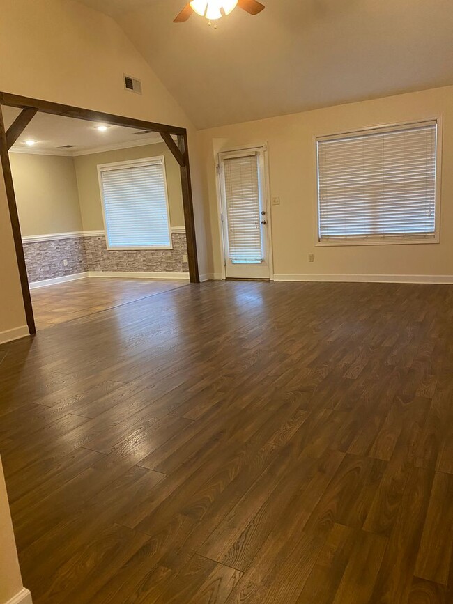 Building Photo - Warm & Welcoming 3BR Home