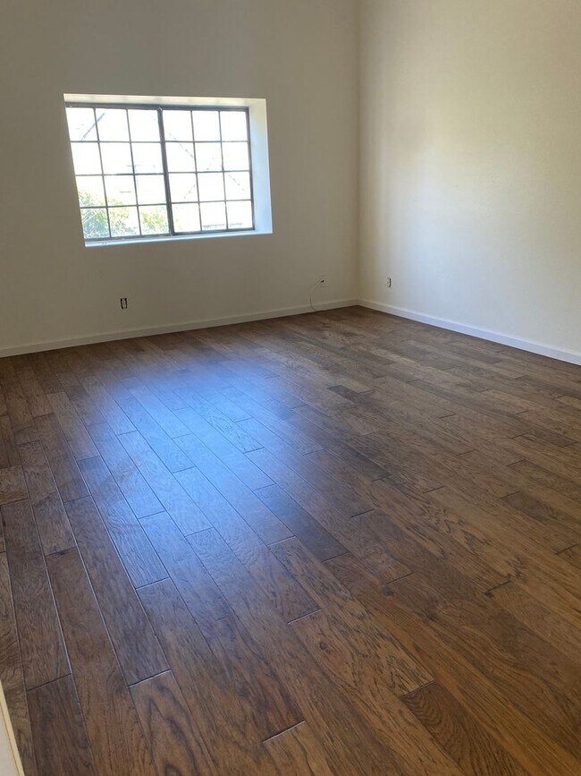 Building Photo - Large Renovated 3bed x 2.5bath Townhouse with Private Patio & 2-Car Garage