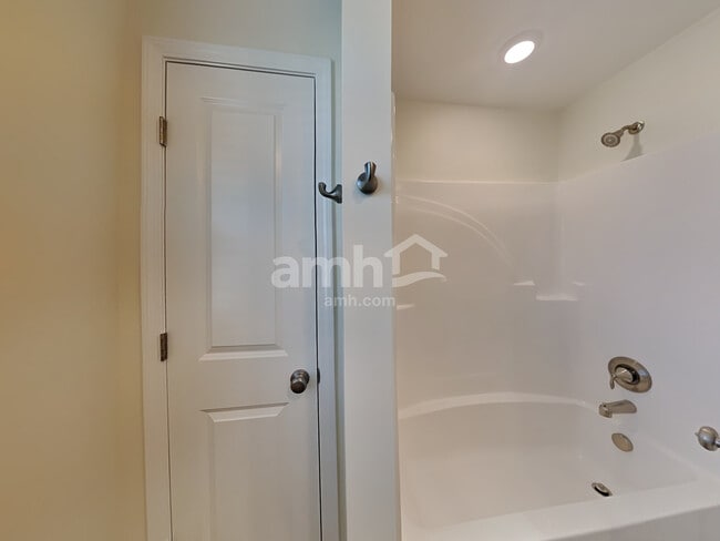 Building Photo - 5228 Valor Dr