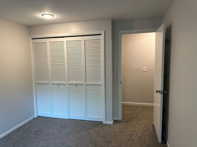 Building Photo - Updated 2 bedroom 2 bath duplex with garage!