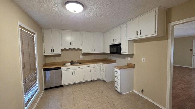 Building Photo - 3089 S Wesley Ct