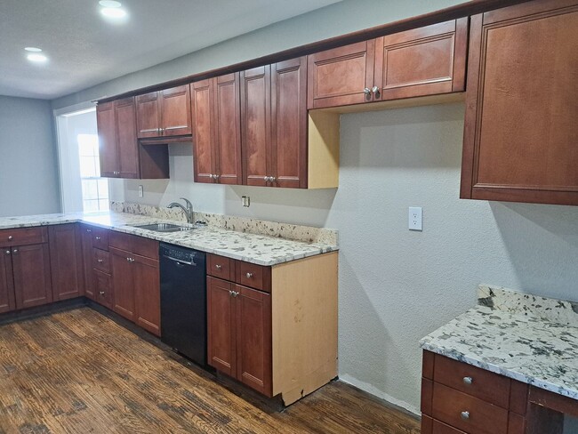 Building Photo - 4 bed / 2 bath / 2 car garage