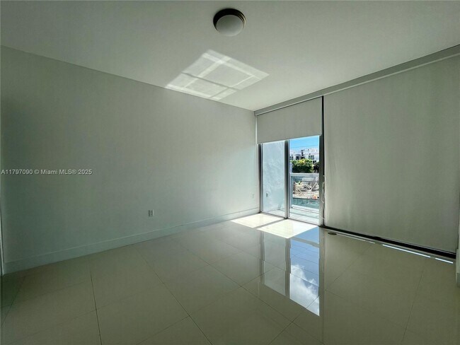 Building Photo - 9940 W Bay Harbor Dr