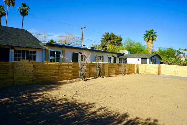 Building Photo - 2 bedroom townhome newly renovated ready f...