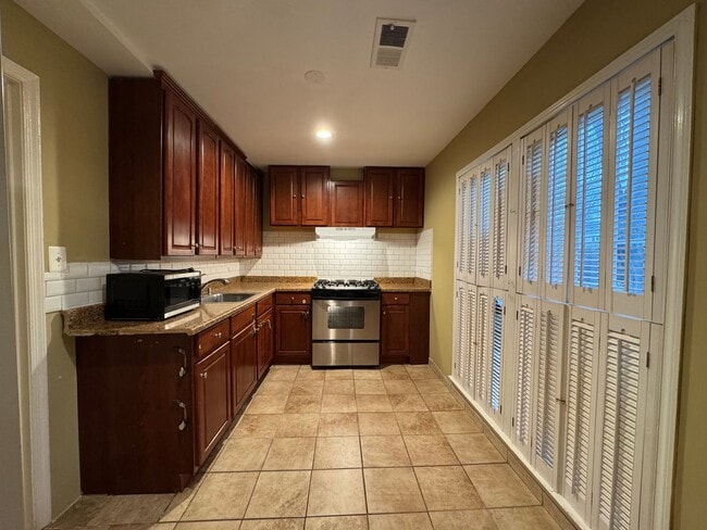 Building Photo - Spacious 3 Bed 2.5 Bath Townhome In Beautiful Sudley