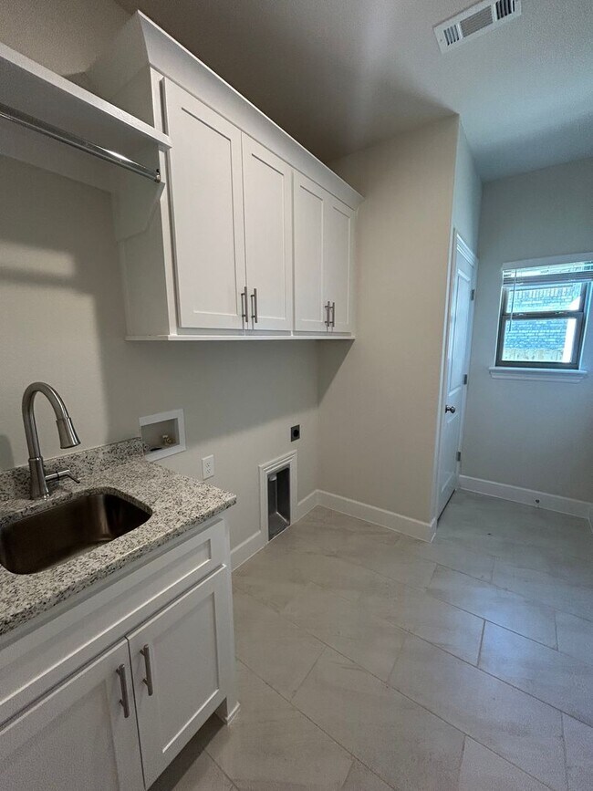 Building Photo - Beautiful Bentonville Home! 4 Bedrooms, 2....