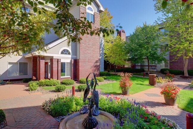 Building Photo - Edina Condo, Vaulted Ceilings, All New Carpet and Paint, In Unit Laundry, Garage Parking, One Mon...