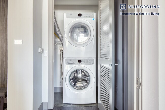 Building Photo - 5100 Wilshire Blvd