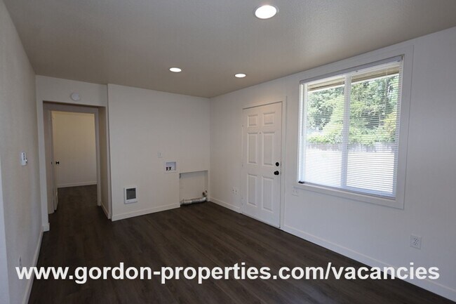 Building Photo - SE Arista Dr - 2 bedroom unit in the heart...