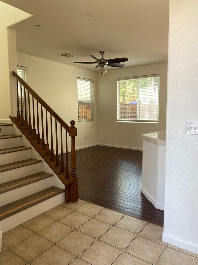Building Photo - AVAILABLE NOW! Beautiful 3 bedroom 2 Bath ...