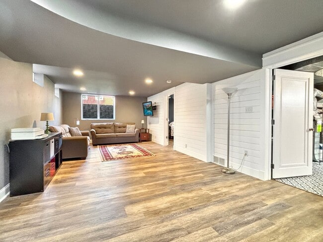 Building Photo - 2541 Lakewood Ln