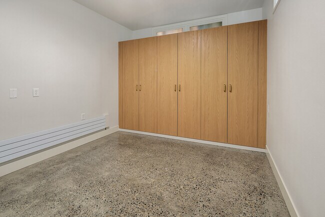 Building Photo - 2564 Dexter Ave N