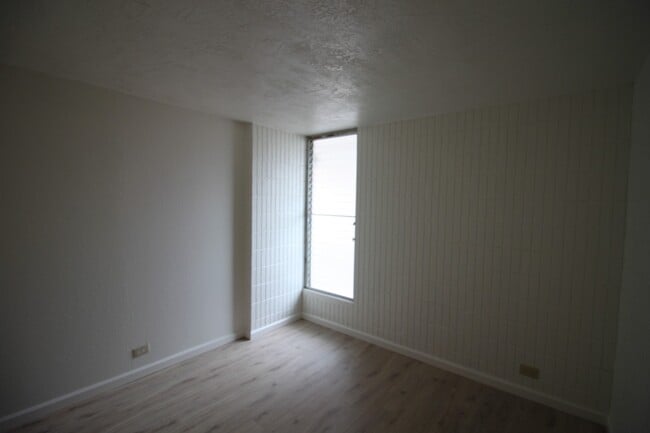 Building Photo - 2 bed, 1 bath, 1 parking Unit available in...