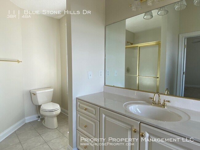 Building Photo - Gorgeous 3 Bed 3.5 Bath End Unit