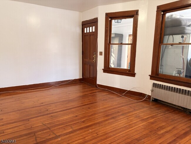 Building Photo - 35 Marsellus Pl