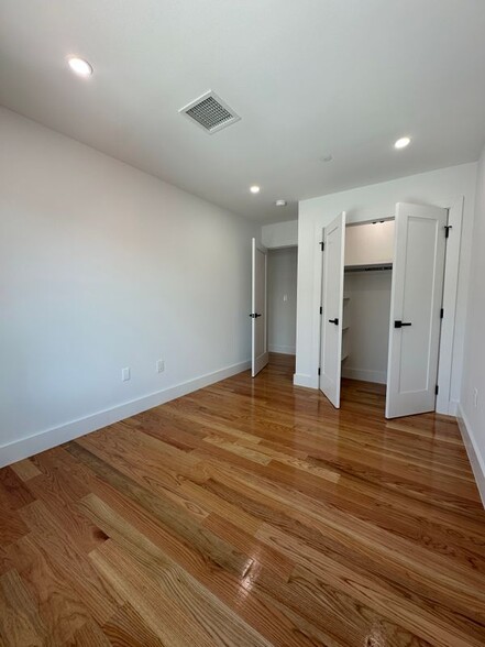 Building Photo - 2215 Seymour Ave