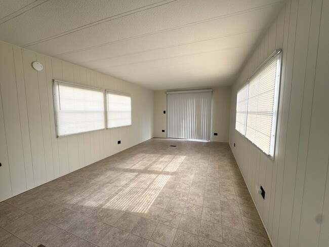 Building Photo - Single Family Manufactured Home- Ready for Move In!