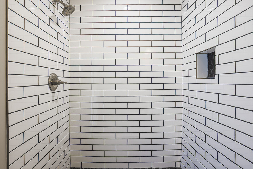 Primary Bedroom En Suite Bath - 3825 Rexmere Rd