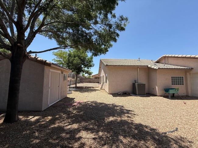 Building Photo - 3 Bedroom 2 Bathroom Home