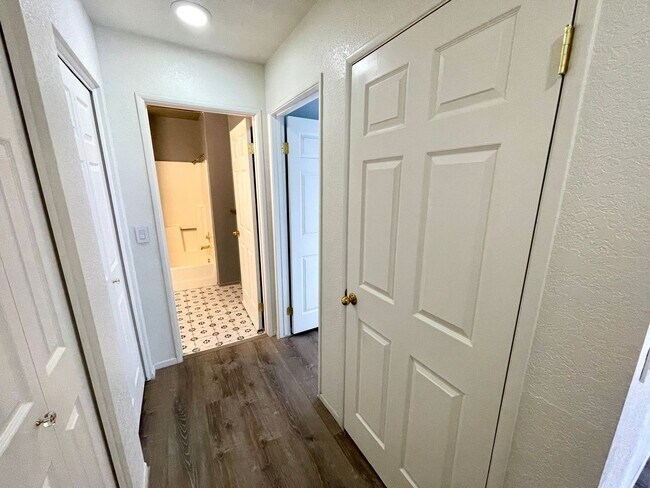 Building Photo - Great 1 Bedroom Condo in the Roadhaven Condos Gated Community!