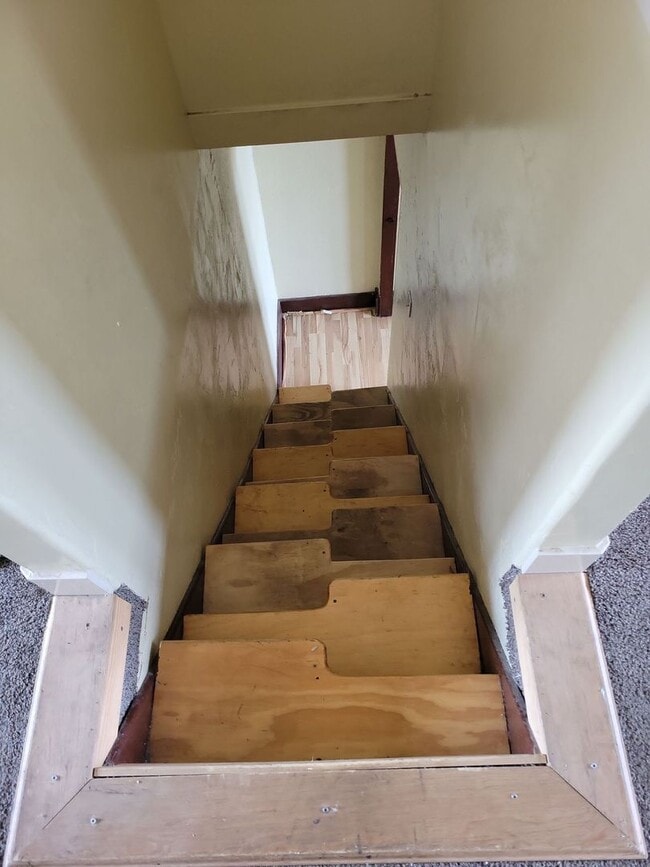 Building Photo - 6 bedroom, 2 bathroom house for rent in Je...