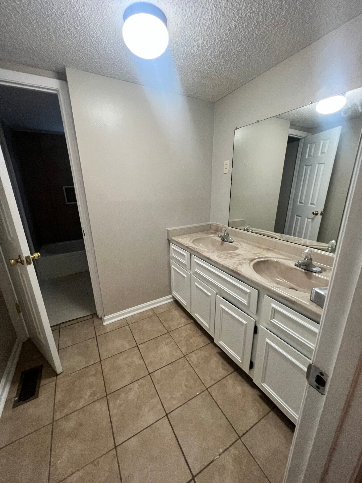 Building Photo - 333 Chapman Rd