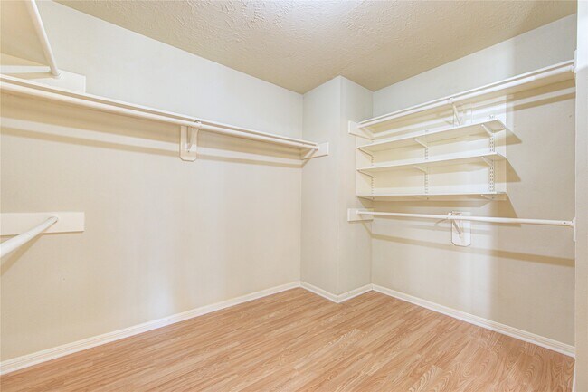 Building Photo - 13030 Richmond Ave