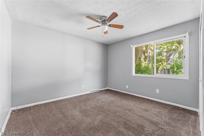 Building Photo - 473 E 222nd St