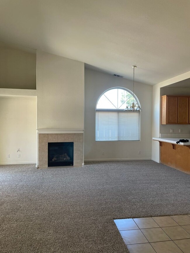 Building Photo - Available Now! Move-In Ready