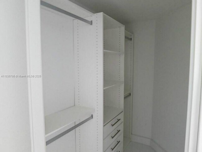 Building Photo - 1300 Brickell Bay Dr