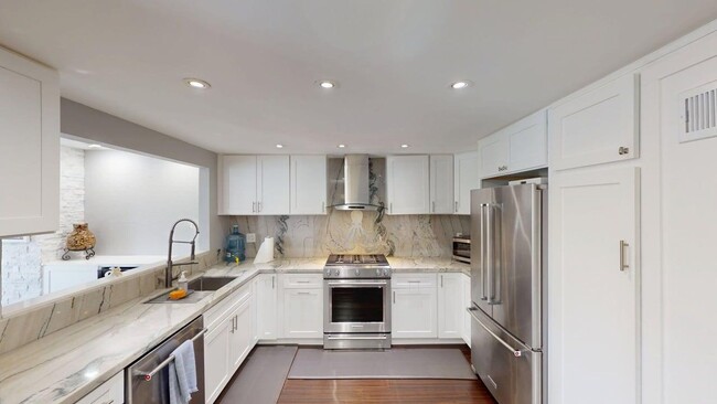 Building Photo - Stunning Bayfront 2/2.5 Condo in Montego Court