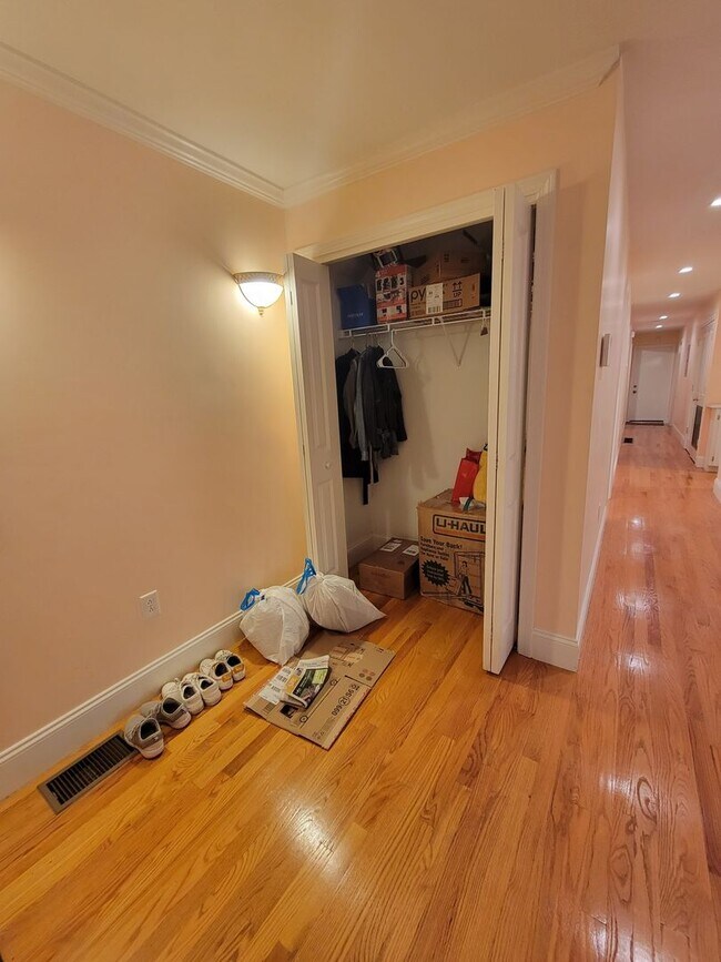 Building Photo - Spacious and Rare 3 Bd 2 Bath Near Fort Hill With Off Street Parking