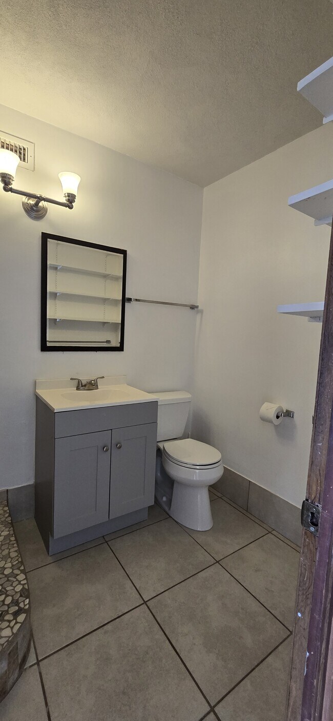 Building Photo - 1710 Makiki St