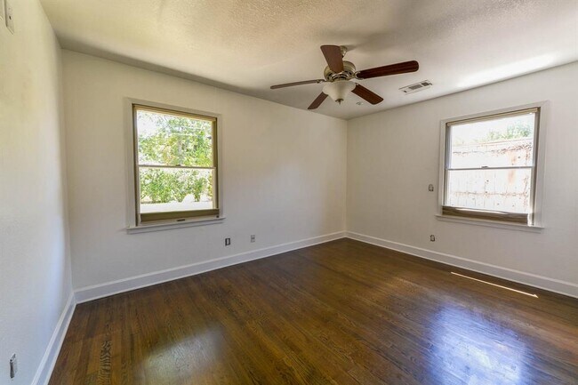 Building Photo - 2014 Woodvine Dr