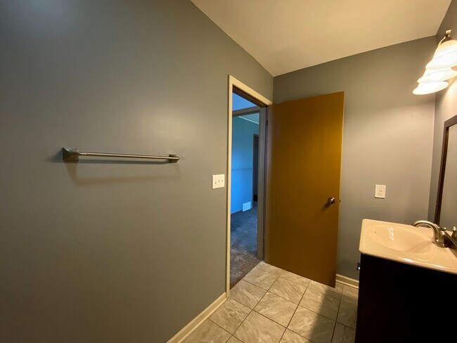 Building Photo - 2 Bedroom Single Family